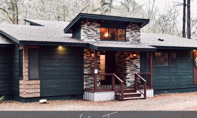 Broken Bow Cabin | Unwind at Wine Time: Pet-Friendly Suites with Hot Tub