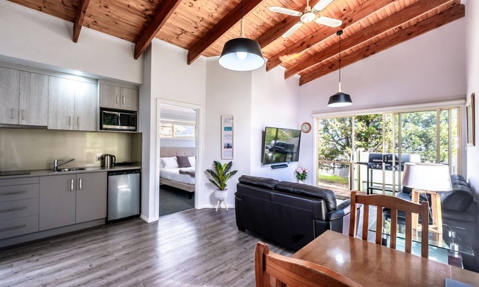 Freycinet Apartment | Cozy Wineglass Hotel: Family-Friendly with Kitchen Access