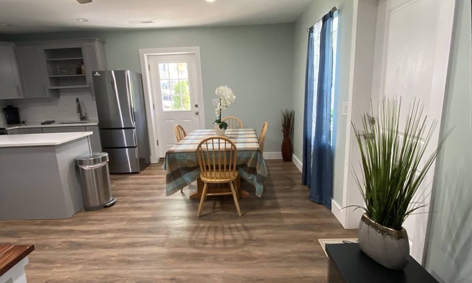 Hendersonville House | Discover Wineries Mountain Studio Getaway with Ocean Views!