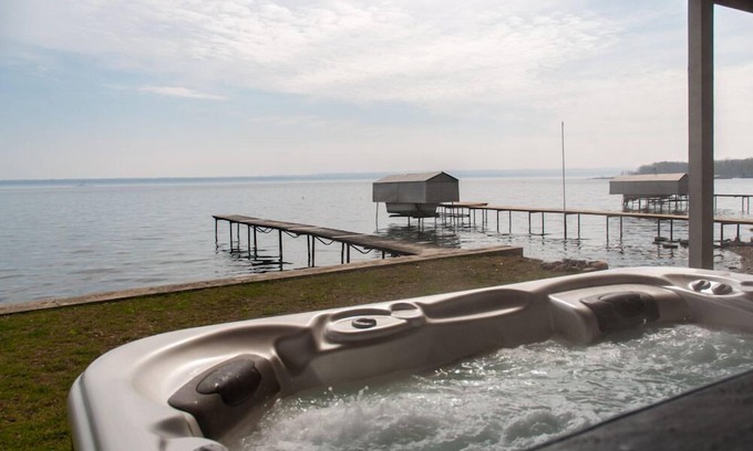 Dresden Cottage | Pet-Friendly Winey Duck Cottage with Hot Tub & Lake Views