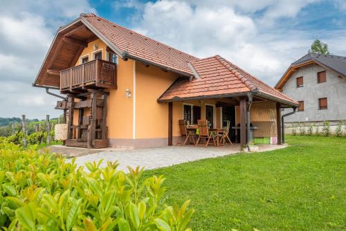 Bostanj House | Relaxing Wineyard Getaway House with Hot Tub & Pet Friendly