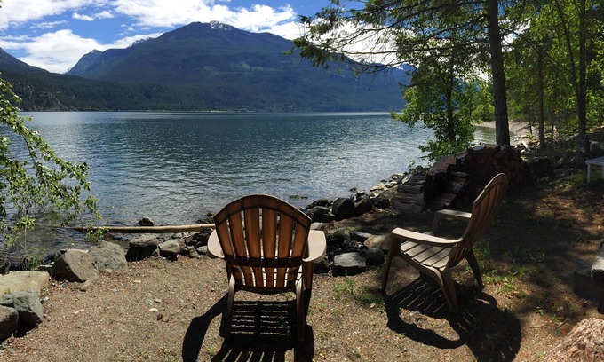 Kaslo Cottage | Top-Rated Wing Creek Resort with Ocean & Lake Views