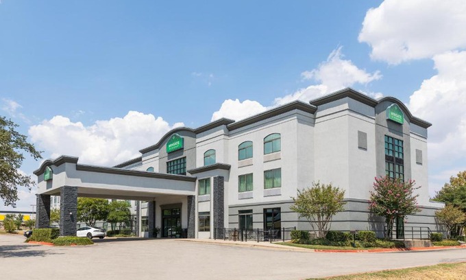 Round Rock Hotel | Relax at Wingate by Wyndham with Pool and Family Amenities