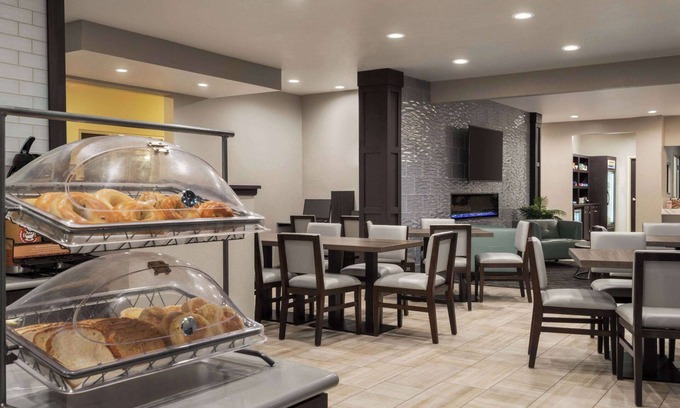 Appleton Hotel | Relax at Wingate by Wyndham Appleton with Pool & Spa