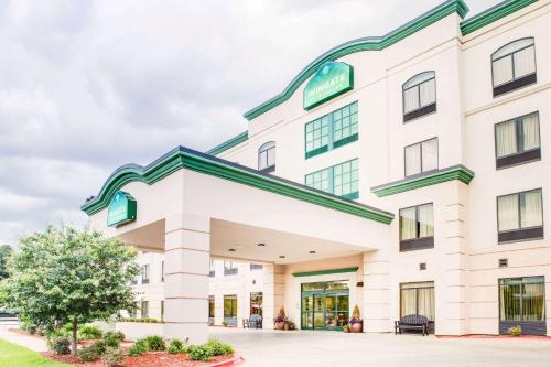 Bossier City Hotel | Relax at Wingate by Wyndham Bossier City with Pool & Ocean Views