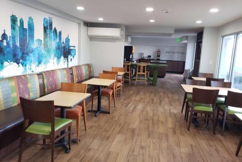 Dayton Hotel | Family-Friendly Wingate by Wyndham Dayton North with Pool