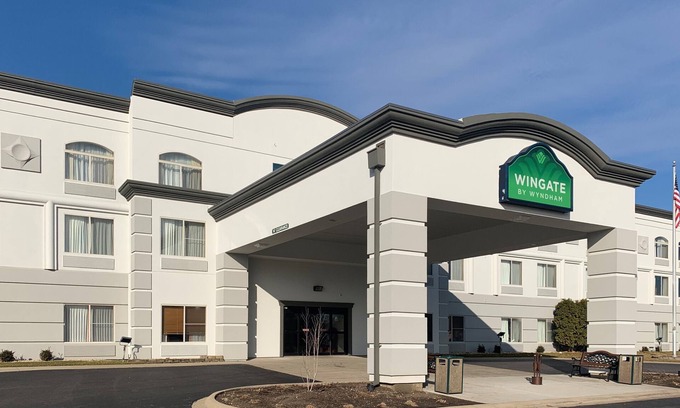 Joliet Hotel | Comfortable Stay at Wingate by Wyndham - Joliet with Pool