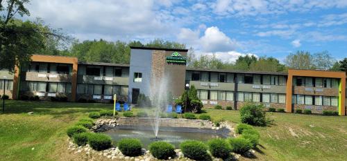 Lake George Hotel | Family-Friendly Wingate by Wyndham Lake George with Pool
