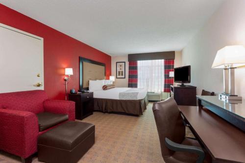 Macon Hotel | Comfortable Stay at Wingate by Wyndham Macon with Pool