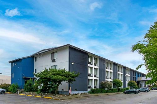 Mount Vernon Hotel | Relax at Wingate by Wyndham Mount Vernon: Pet Friendly & Pool