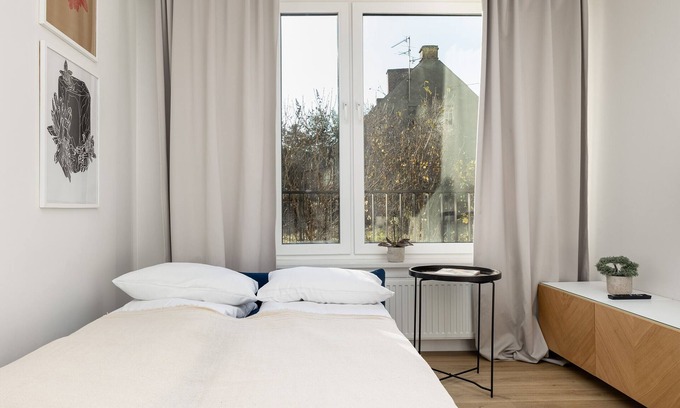Stare Miasto District Apartment | Winiarska Studio: Cozy Retreat with Balcony & Kitchen Access