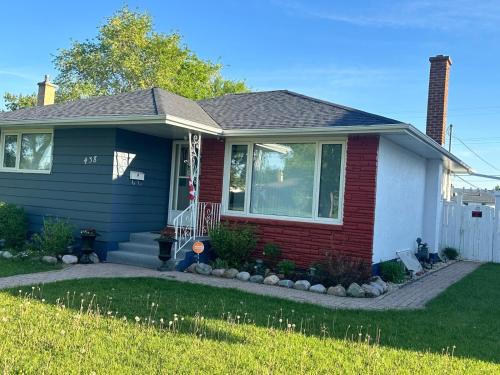 East Kildonan Apartment | Winnipeg 4 bedrooms cozy home