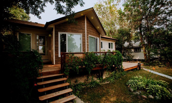 Winnipeg Beach House | Pet-Friendly Winnipeg Beach Cabin with Oceanfront Views