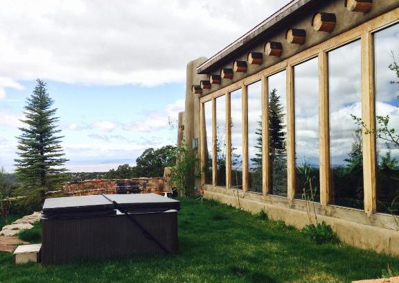 Valdez House | Winsor Castle 41: Family-Friendly Retreat with Hot Tub