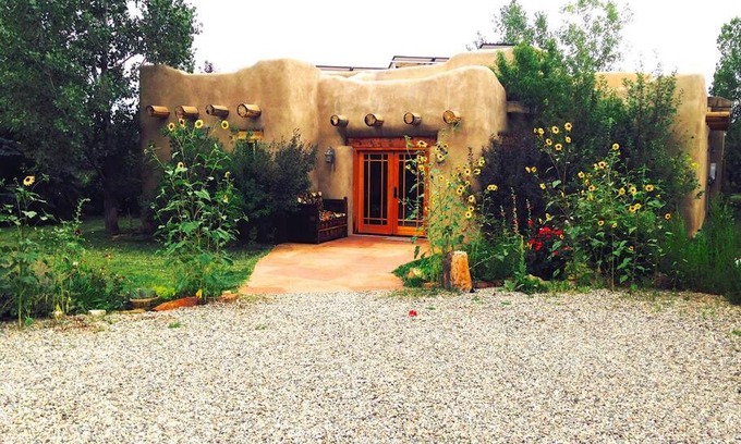 Valdez House | Welcoming Winsor Castle and Ski Retreat with Hot Tub & Kitchen
