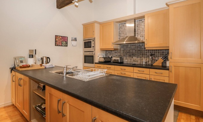 Low Newton Cottage | Discover Comfort at Winster Fields with Kitchen & Breakfast