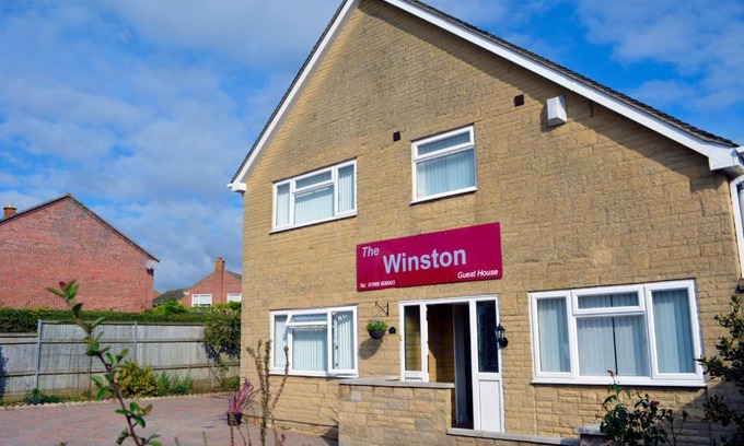 Bicester House | Eco-Friendly Winston Guesthouse with Hot Tub & Breakfast