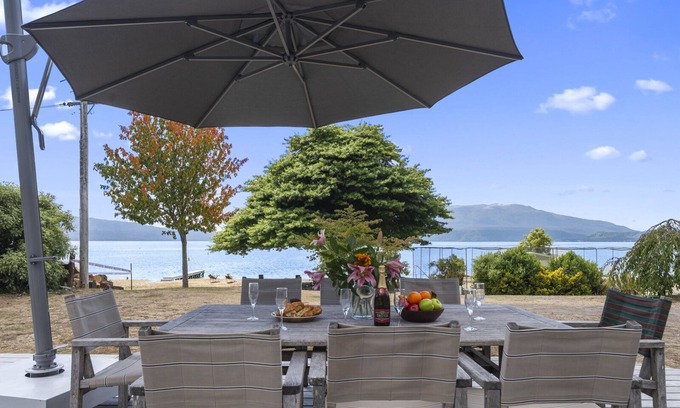 Lake Tarawera House | Waterfront Winstone Cottage: Relaxing Lake Tarawera Retreat