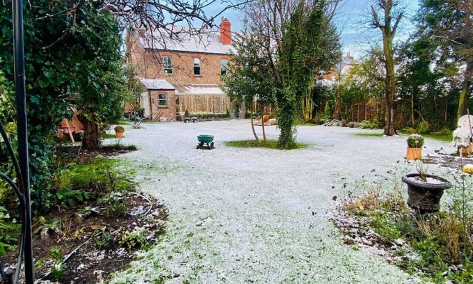Huyton House | Winter Escape with Heated Pool and Lake View Amenities