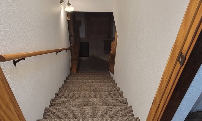 Mason Apartment | Winter Escape: Adventure Awaits with Skiing and Hot Tub!