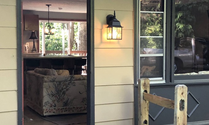 Lynn House | Cozy Retreat: Fireplace & Central Location Near TIEC