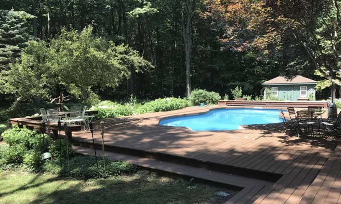 Three Oaks House | Winter Escape: Heated Pool, Tesla Charger & Hot Tub Await