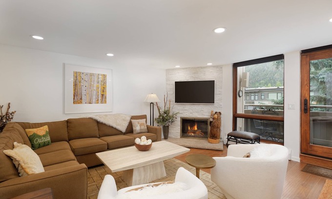 Aspen Condo | Unforgettable Summer Getaway or Fall Retreat Awaits You