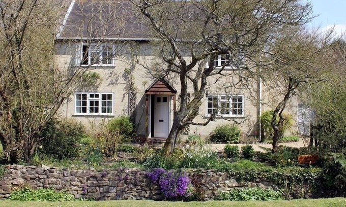 Chilmark Cottage | Cozy Winterbourne Cottage with Breakfast and Kitchen Access