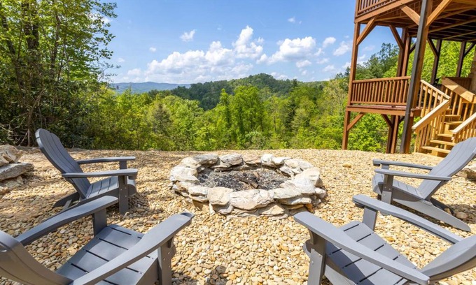 Lenoir House | Relaxing Retreat at Winterfell Lodge with Spa & Hot Tub
