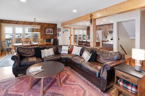 Steamboat Springs Apartment | Pet-Friendly Winterset 8 Townhouse with Breakfast & Hot Tub
