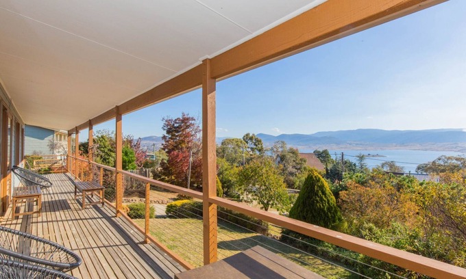 East Jindabyne House | Experience Winterwood: Lakeside Retreat with Pool & Breakfast