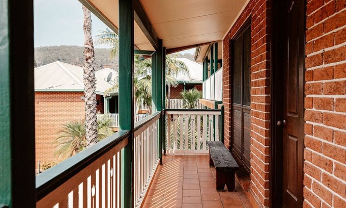 Wisemans Ferry Hotel | Wisemans Retreat: Family-Friendly Stay with Pool & Breakfast