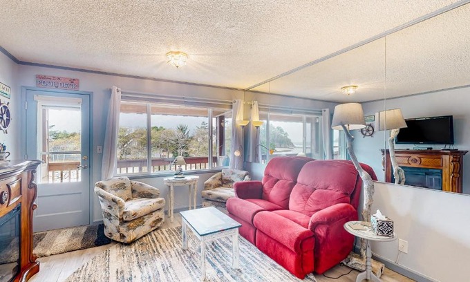 Neskowin Apartment | Oceanfront Retreat: Wish You Were Here, Kids Welcome!