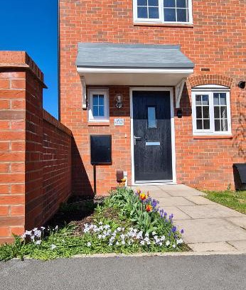 Lichfield Apartment | Guest Rated: 9.4 at Wishart Drive – Pet & Child Friendly