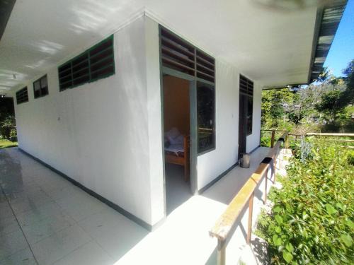 Moni House | Experience Wisma Kelimutu: Ocean View & Pet-Friendly Retreat