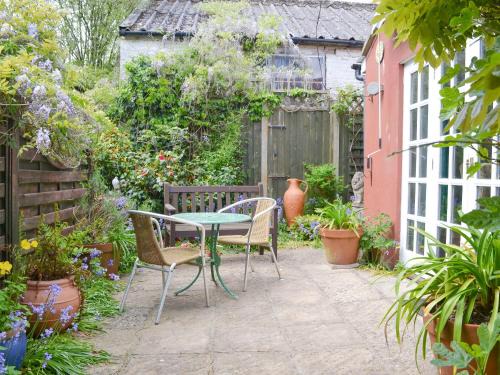 Aylsham House | Cozy Wisteria Cottage: Ideal for Family Getaways