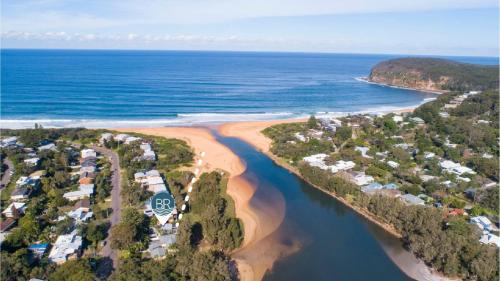 Copacabana House | Cozy Wisteria Cottage by the Lagoon and Beach