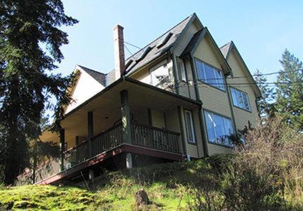Sooke Bed & Breakfast | Enchanting Wisteria Honeymoon Cottage - Rated 9.3/10