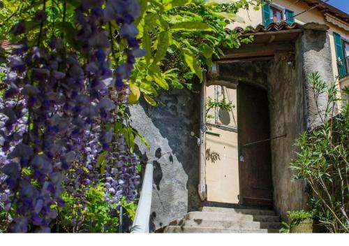 Brunate Apartment | Welcoming Wisteria House: Pet-Friendly Family Retreat