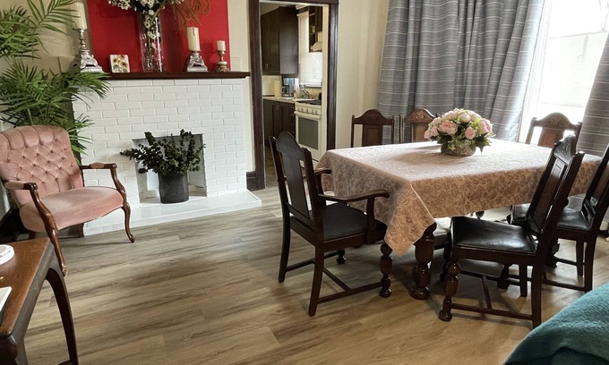 Leamington House | Wisteria House: Family-Friendly Retreat with Scenic Views
