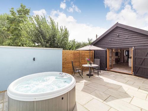 Diss House | Wisteria Lodge: Family-Friendly Retreat with Hot Tub