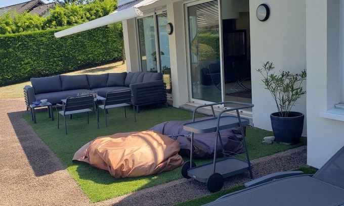 Merignac House | With its feet in the water, this superb contemporary villa