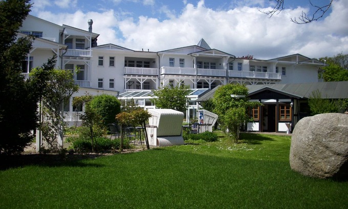Gohren Apartment | Oceanfront Retreat: Balcony, Pool & Spa at FeWo Ostseeperle