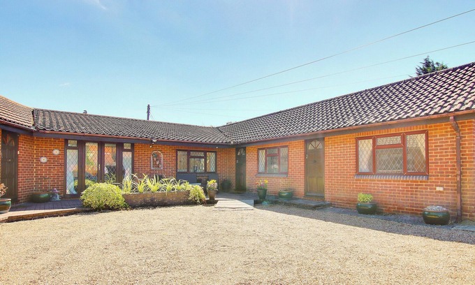 Netley Cottage | Explore Hampshire: Pet-Friendly Hotel with Ocean Views
