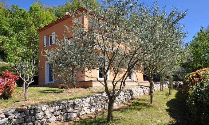 Bauduen Villa | Modern Villa with Lake View for 8 - Rated 9.4/10
