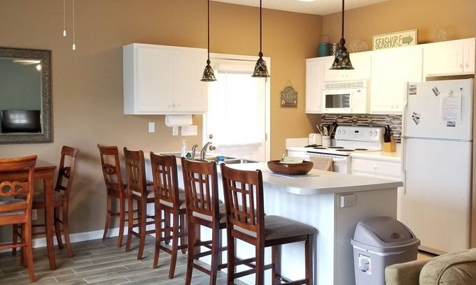 El Centro Beach House | Quiet Retreat Near Pier Park with Oceanfront Views