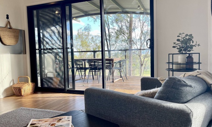 Wivenhoe Hill Cottage | Eco-Friendly Wivenhoe Hill Retreat with Ocean View & Breakfast