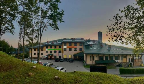 Cisna Resort | Discover Wołosań B&B: Pet-Friendly Retreat with Pool