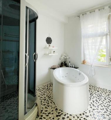 Luckenwalde Apartment | Guest Favorite: Arndt's City-Ferienwohnung with Hot Tub
