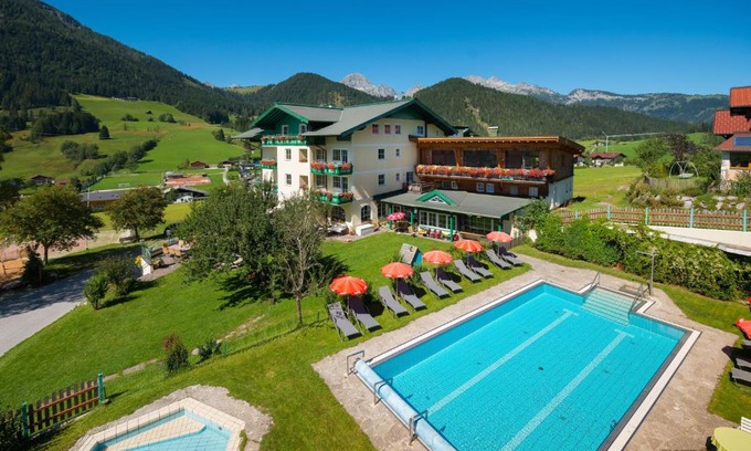 Sankt Martin am Tennengebirge Hotel | Relaxing Wohlfühlresort Martinerhof with Spa & Pools